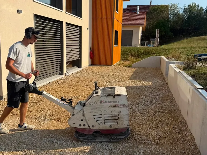 Ouvrier compactant le sol sur un chantier AM Aménagement