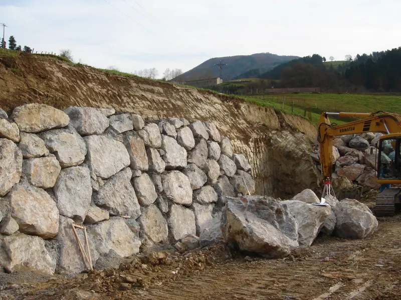 Mur de soutènement en pierre (illustration)