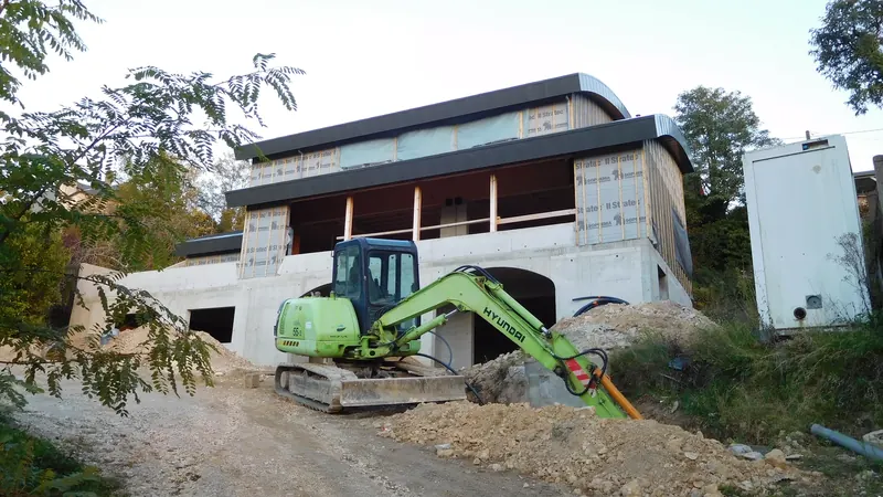 Mini-pelle sur un chantier de construction (illustration)