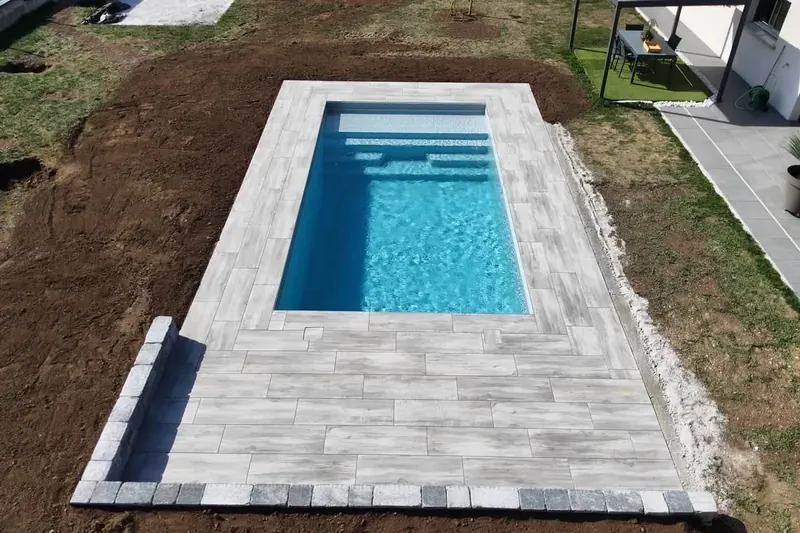 Vue de dessus des abords d'une piscine aménagés